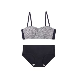 Adjustable straps on soft wireless bra
